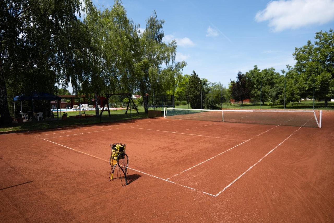 Tennis Guesthouse Ordacsehi Exterior foto